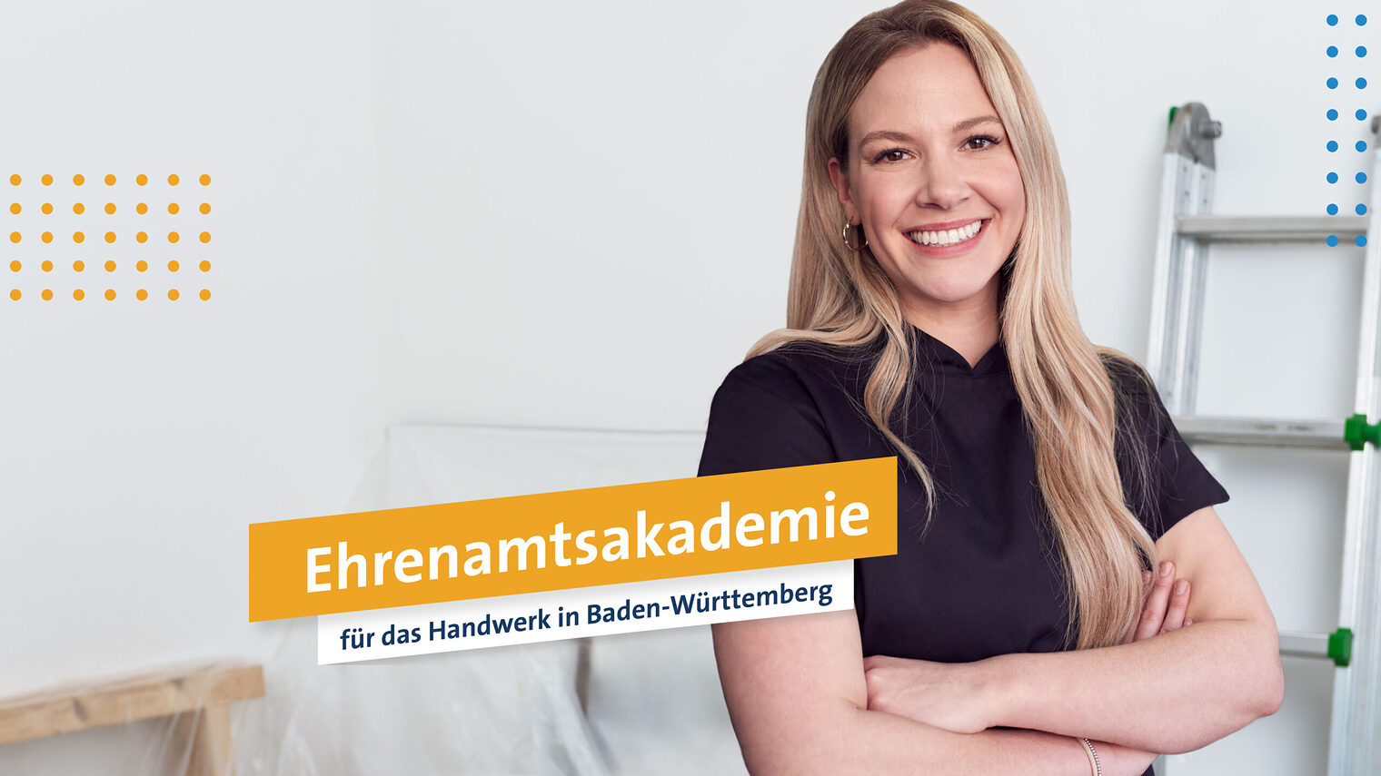 Junge Frau mit verschränkten Armen lächelt in die Kamera, Schriftzug: Ehrenamtsakademie für das Handwerk in Baden-Württemberg.