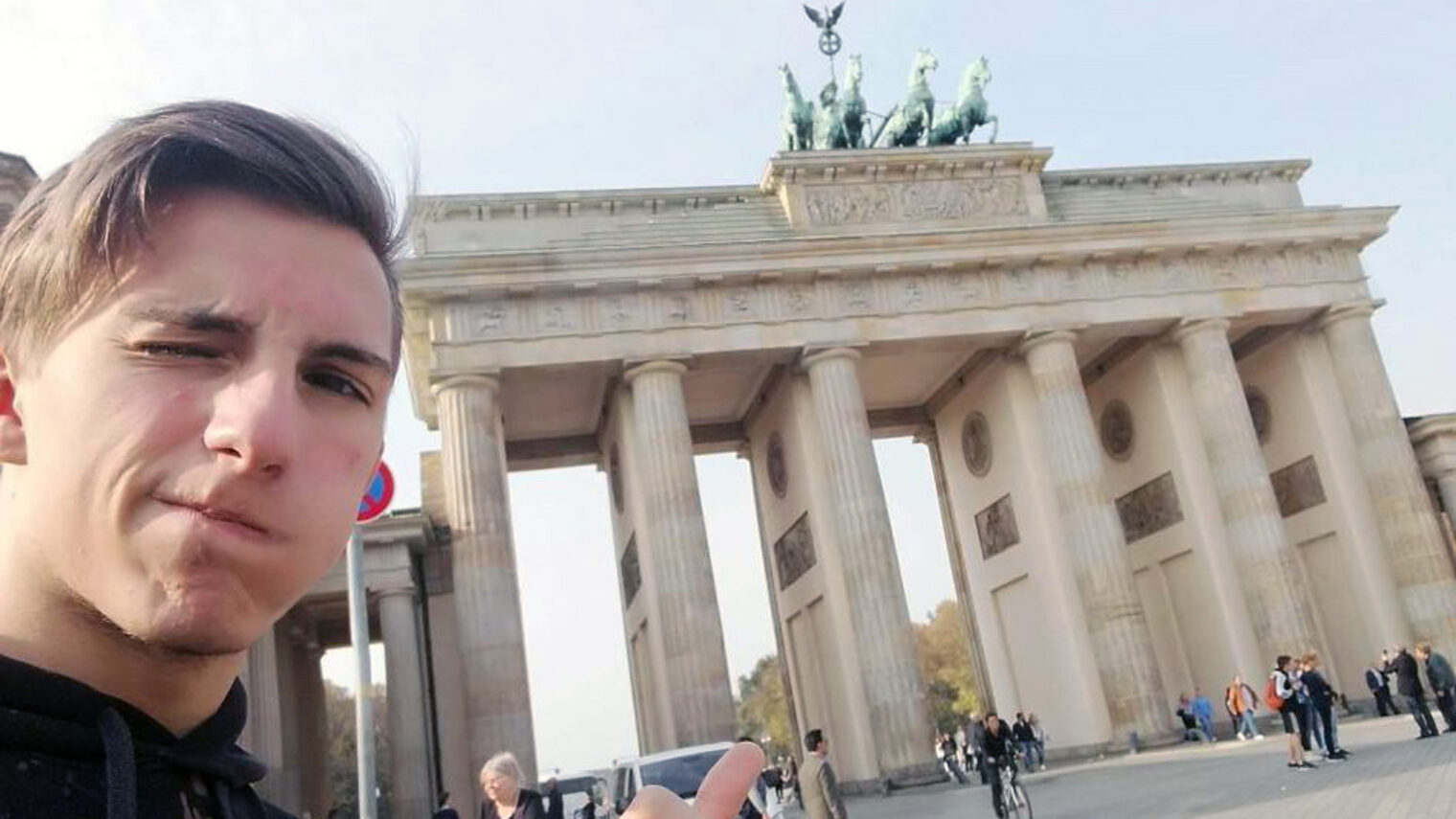 ZDH-Jugendbeiratsmitglied Fabio Guttadauro vor dem Brandenburger Tor in Berlin.