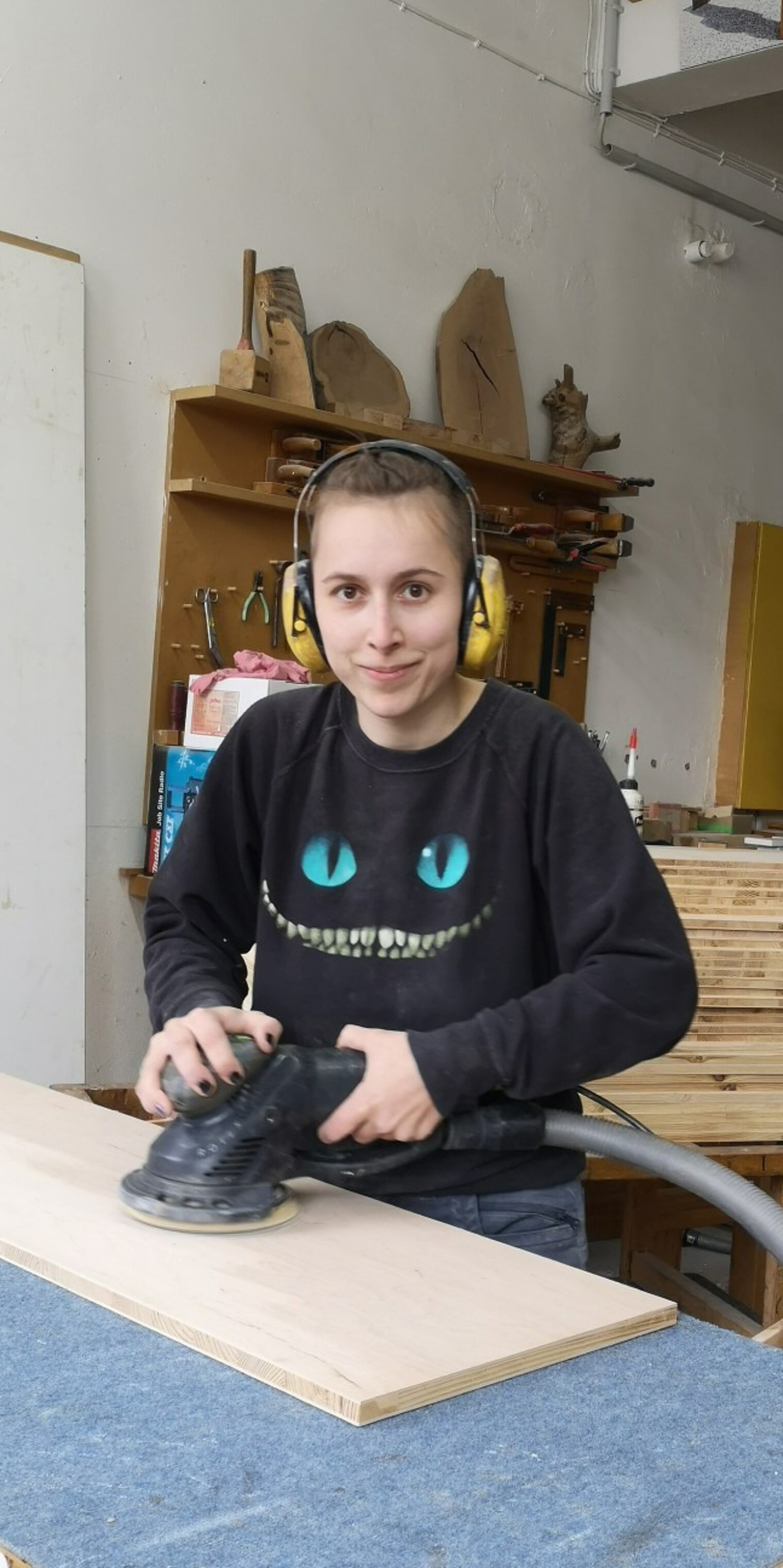 Portrait der jungen Schreinerin Nathalie Matern im Hochformat.