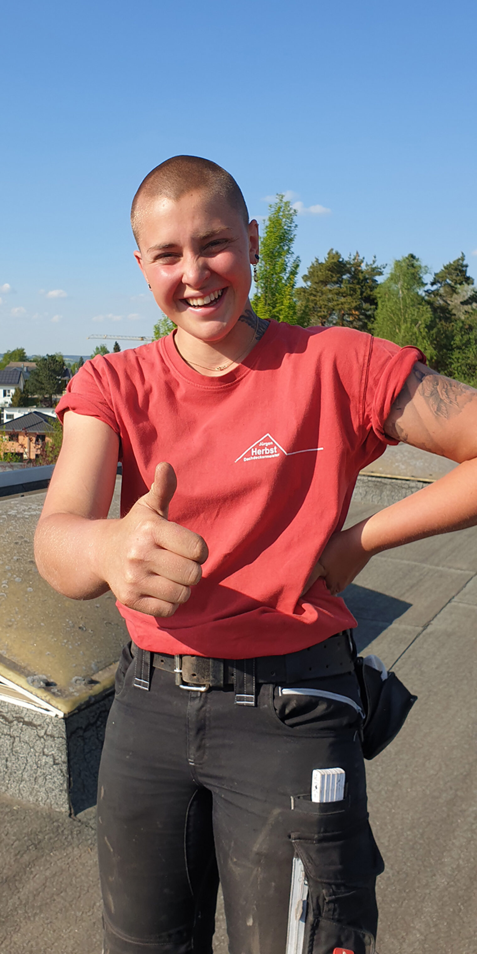 Portrait der jungen Dachdeckerin Emelie Schönleber im Hochformat.