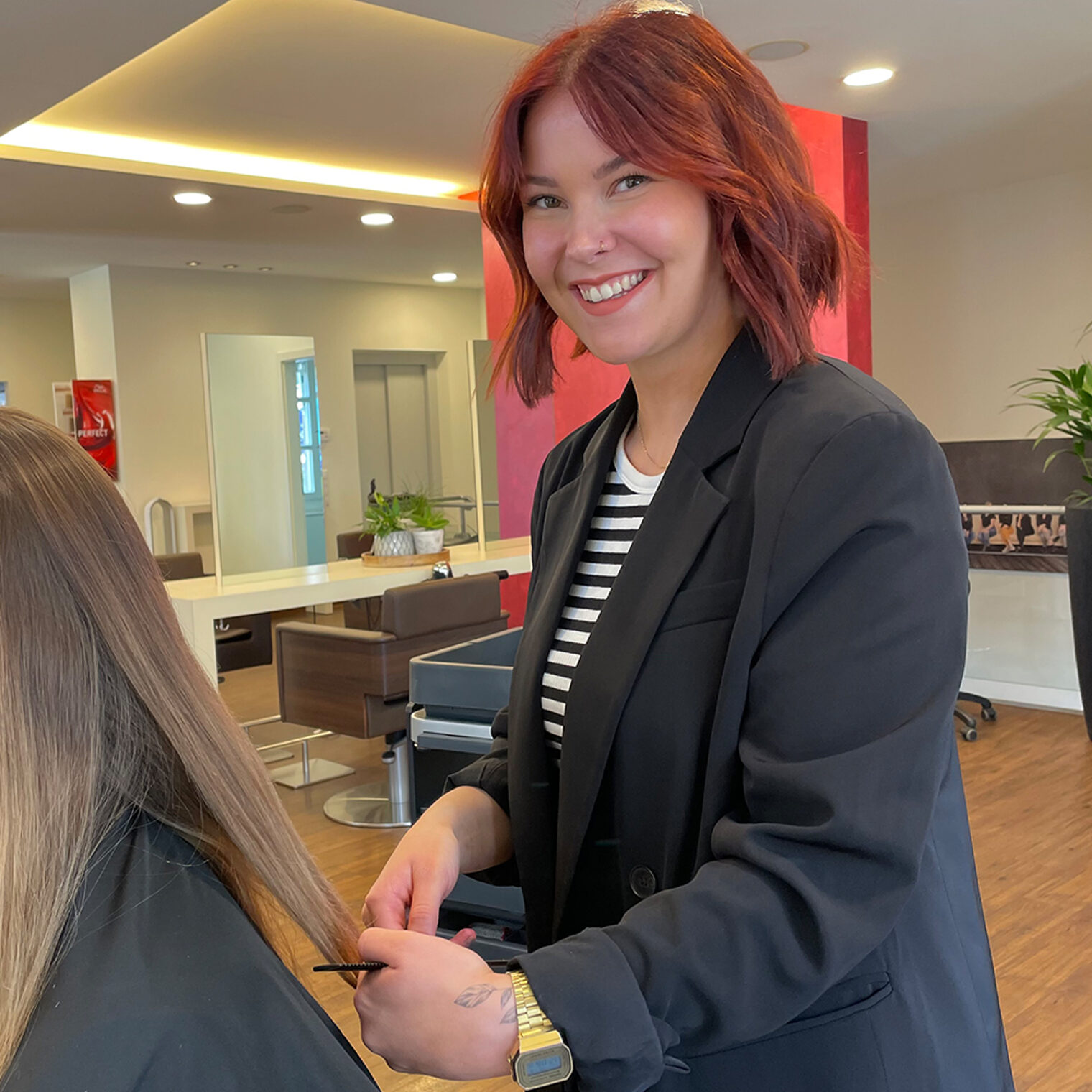 Portrait der jungen Friseurin Pia Haas.