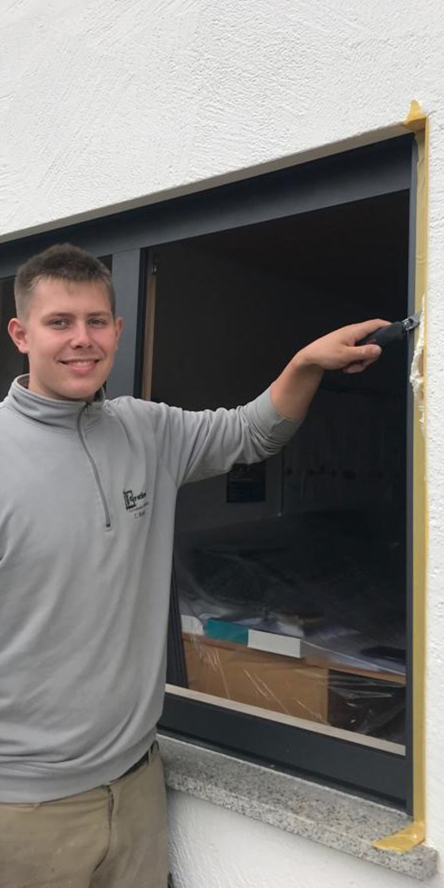 Portrait des jungen Glasers und Fensterbauers Tom Breitling im Hochformat.