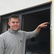 Portrait des jungen Glasers und Fensterbauers.