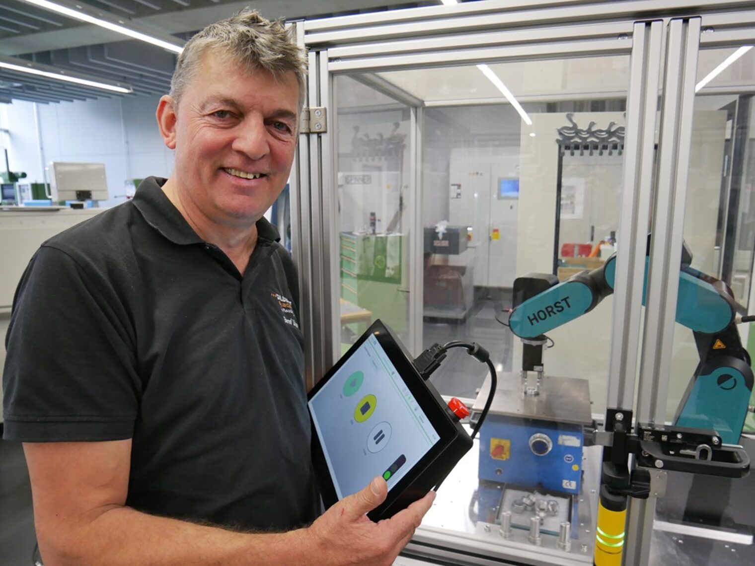 Mann mit Computersteuerung in der Hand