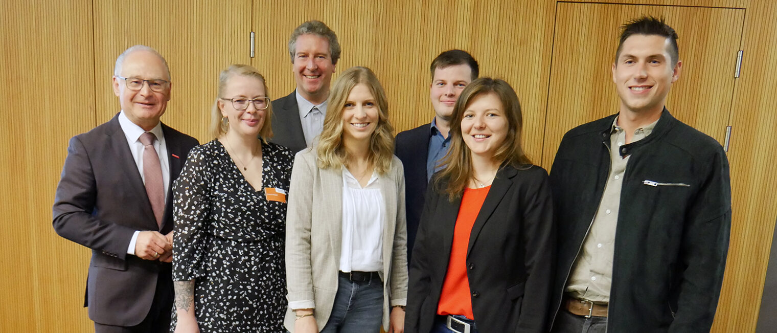 Gruppenbild von Absolventen des Betriebswirtekurses mit Handwerkskammerpräsident Werner Rottler.
