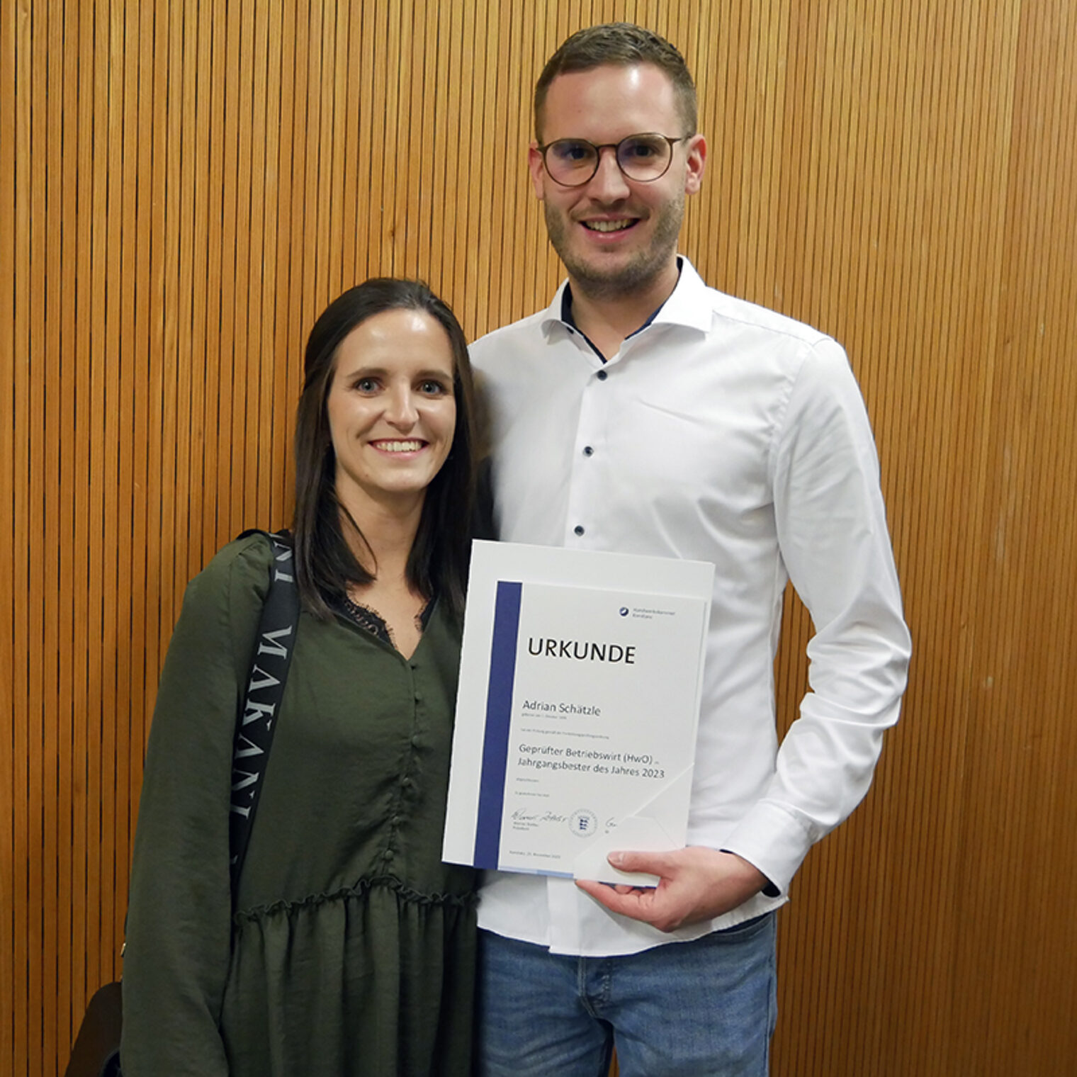 Portrait Betriebswirte-Absolvent mit Ehefrau