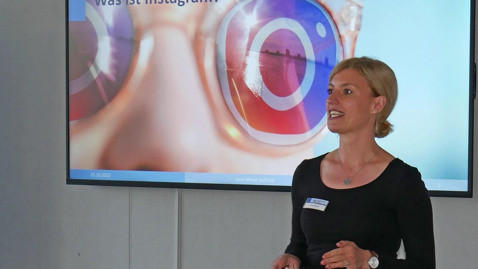 Jana Seifried vor Power Point Präsentation zum Thema Instagram.