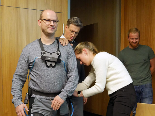 Manuel Steinhauer bekommt ein Exoskelett angelegt.
