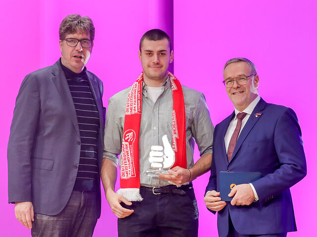 Simon Briel mit ZDH-Präsident Jörg Dittrich und MdB Michael Kellner.