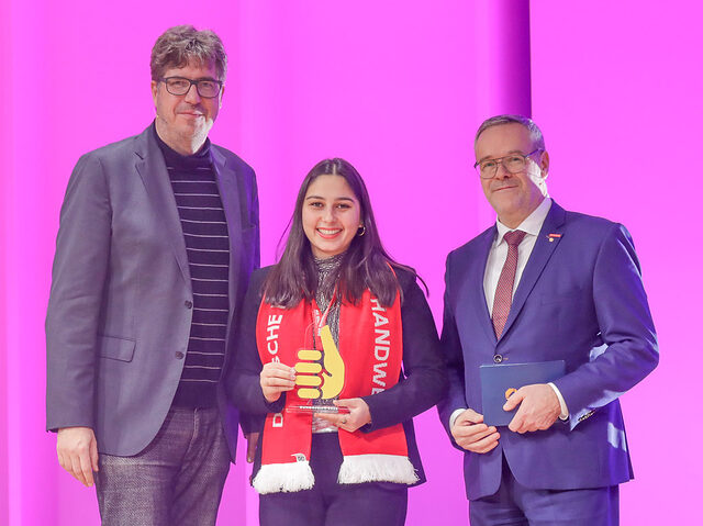 Sarah Mia Lutz mit ZDH-Präsident Jörg Dittrich und MdB Michael Kellner.