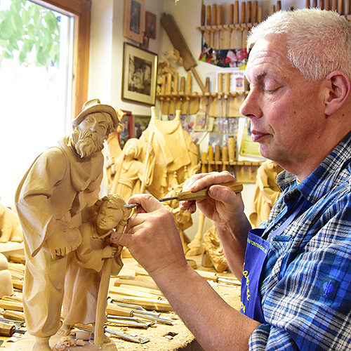 Holzbildhauer Samuel Kammerer schnitzt an Krippenfigur.