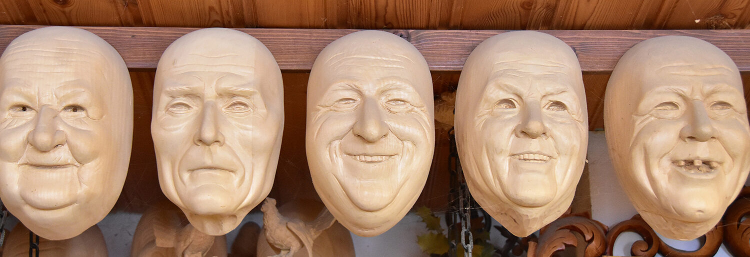Holzmasken berühmter Persönlichkeiten