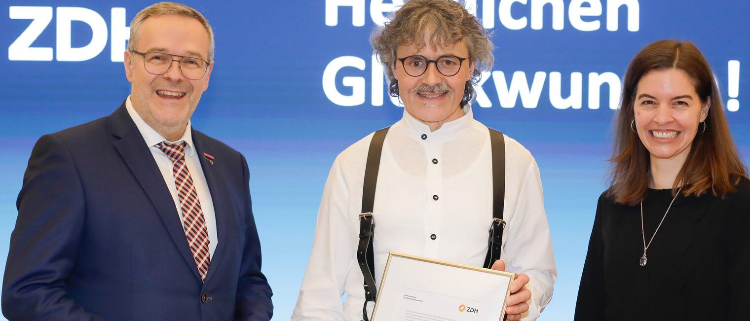 Gruppenbild von der Verleihung des Preises für Handwerksgeschichte: ZDH-Präsident Jörg Dittrich mit Seilermeister Bernhard Muffler und Laudatorin Dr. Senta Herkle.