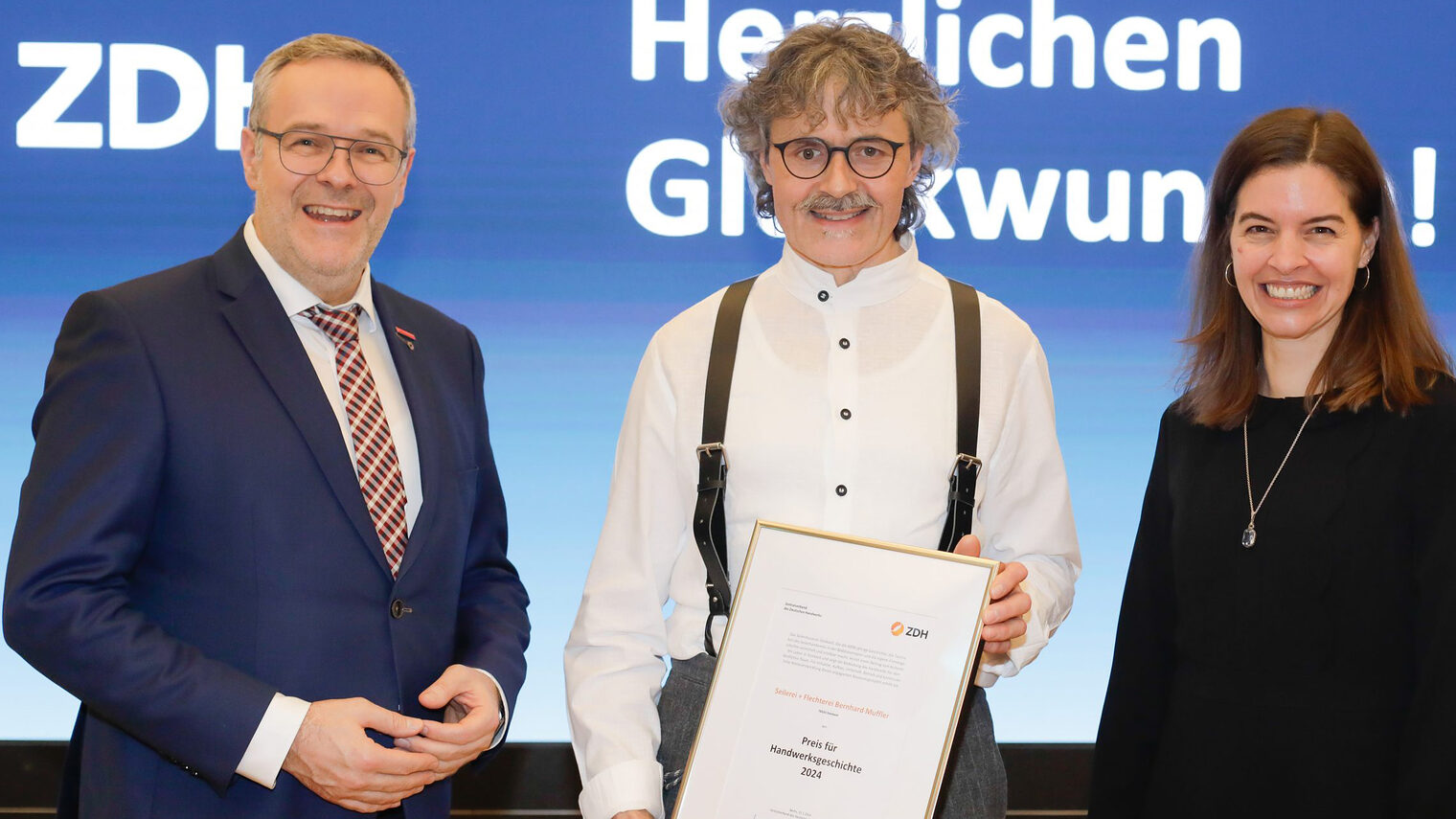 Gruppenbild von der Verleihung des Preises für Handwerksgeschichte: ZDH-Präsident Jörg Dittrich mit Seilermeister Bernhard Muffler und Laudatorin Dr. Senta Herkle.