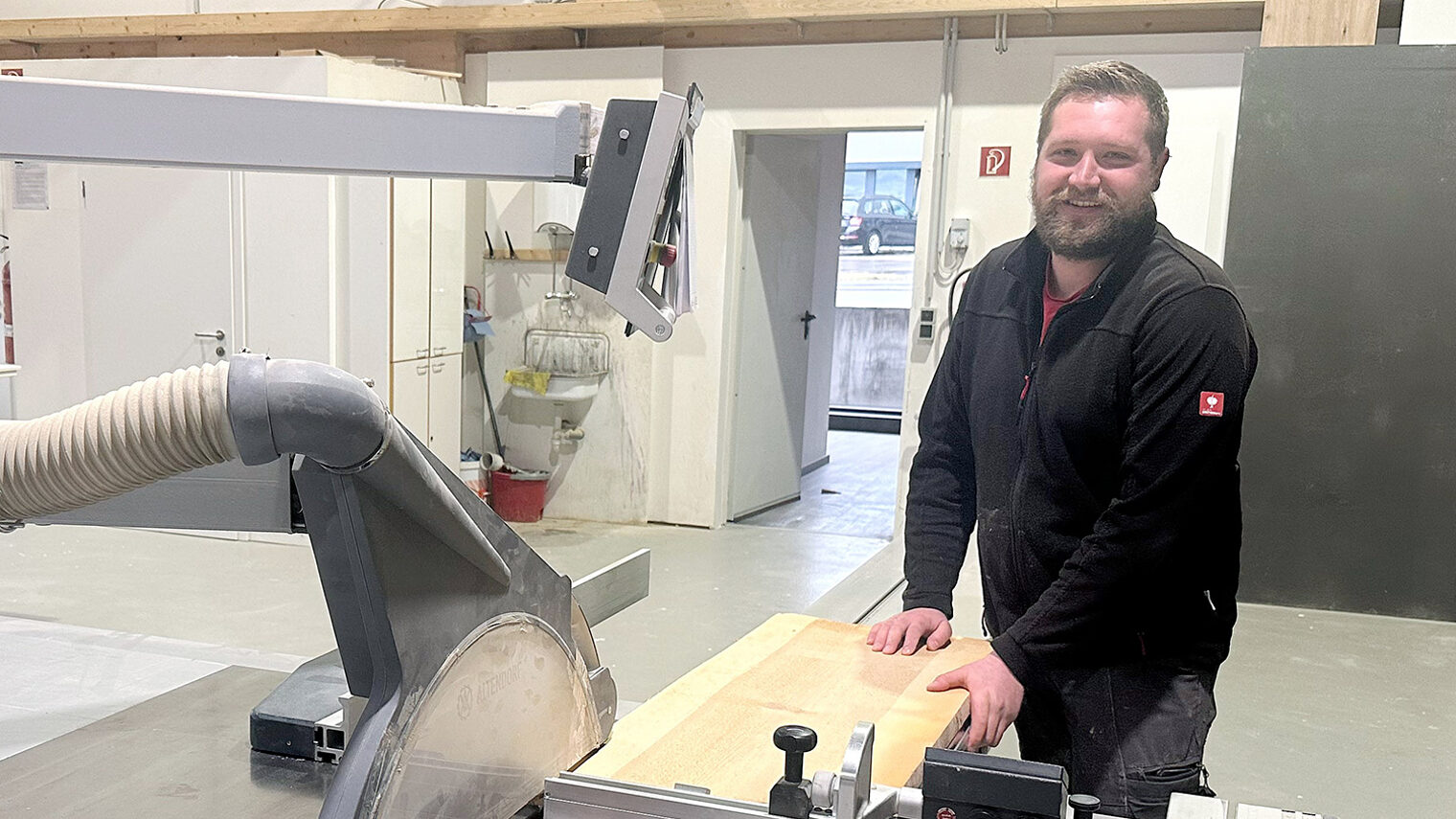 Schreinermeister Nico Mager in seiner Werkstatt an der Kreissäge.