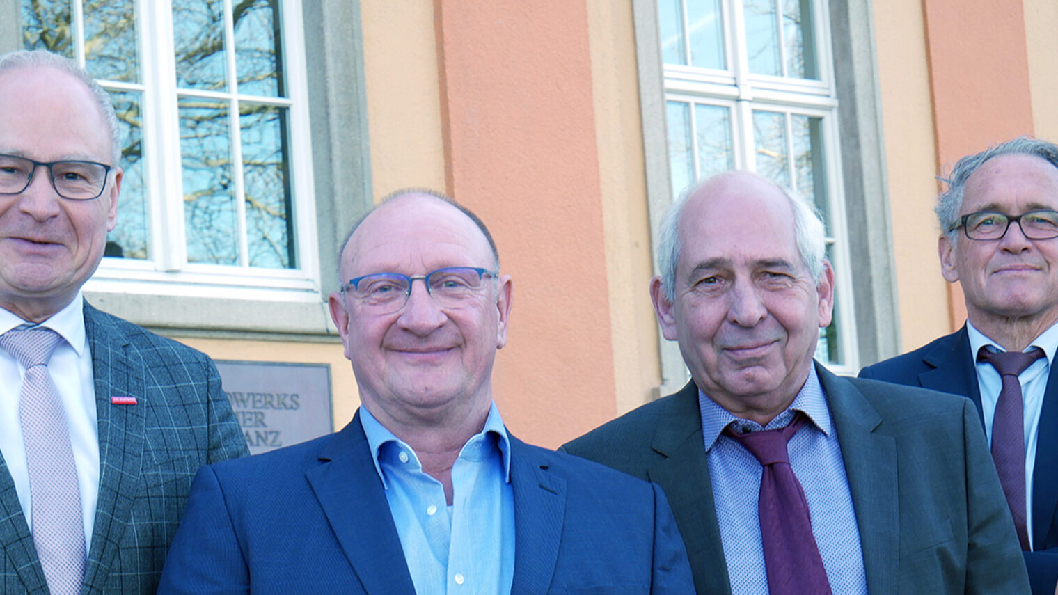 Gruppenbild: Handwerkskammerpräsident Werner Rottler mit den neu vereidigten Sachverständigen Matthias Pickhardt und Michael Schneider sowie dem stellvertretenden Hauptgeschäftsführer der Handwerkskammer, Raimund Kegel.