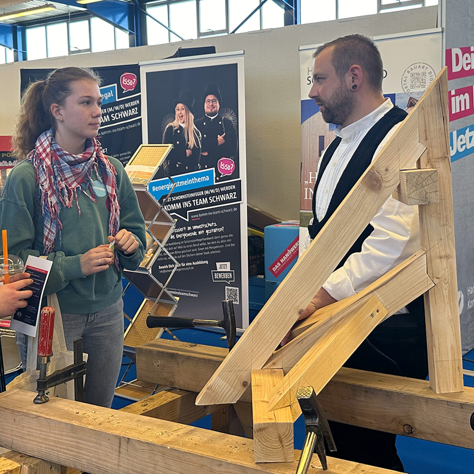 Berufsmesse Jobs für Future in Villingen: Ein Mädchen unterhält sich mit einem Zimmerer.
