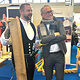 Berufsmesse Jobs für Future in Villingen: Raimund Kegel (stellvertretender Hauptgeschäftsführer der Handwerkskammer Konstanz) im Gespräch mit einem Zimmerer am Stand des Handwerks.