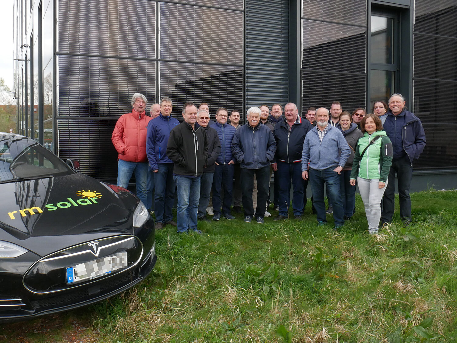 Gruppenbild der Exkursionsteilnehmer vor dem Gebäude der rm solar in Reichenau-Lindenbühl.