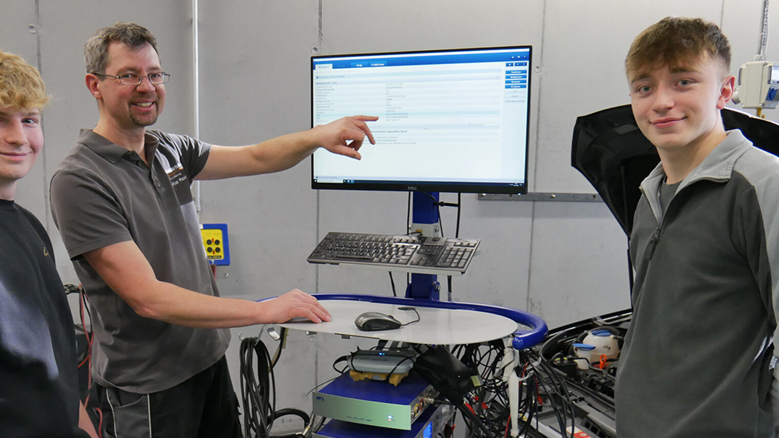 Die technischen Neuerungen im Kfz-Handwerk im Blick: Lehrmeister Markus Moser von der Bildungsakademie Singen bei der überbetrieblichen Ausbildung.