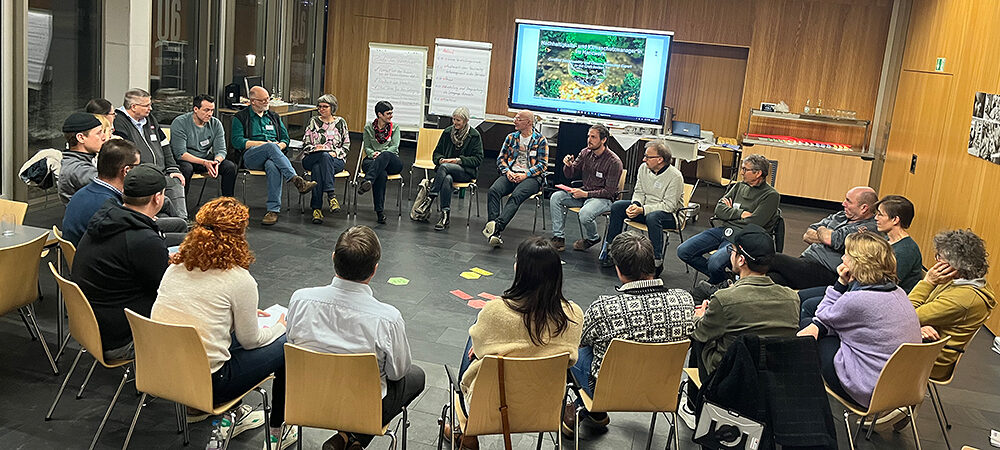 24 Workshop-Teilnehmer sitzen im Stuhlkreis in der Bildungsakademie Singen.