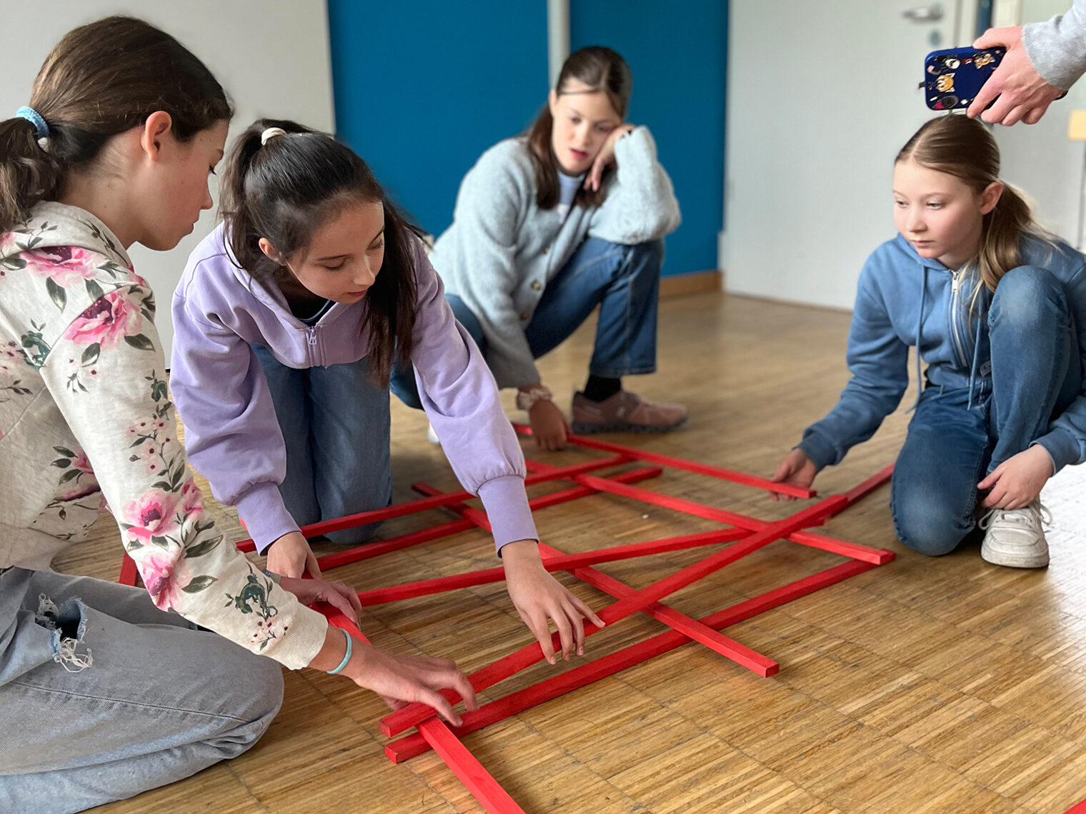 4 Siebtklässlerinnen des Heinrich-Suso-Gymnasiums bauen am Girls Day eine sogenannte Leonardo-Brücke.