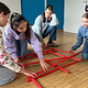 4 Siebtklässlerinnen des Heinrich-Suso-Gymnasiums bauen am Girls Day eine sogenannte Leonardo-Brücke.