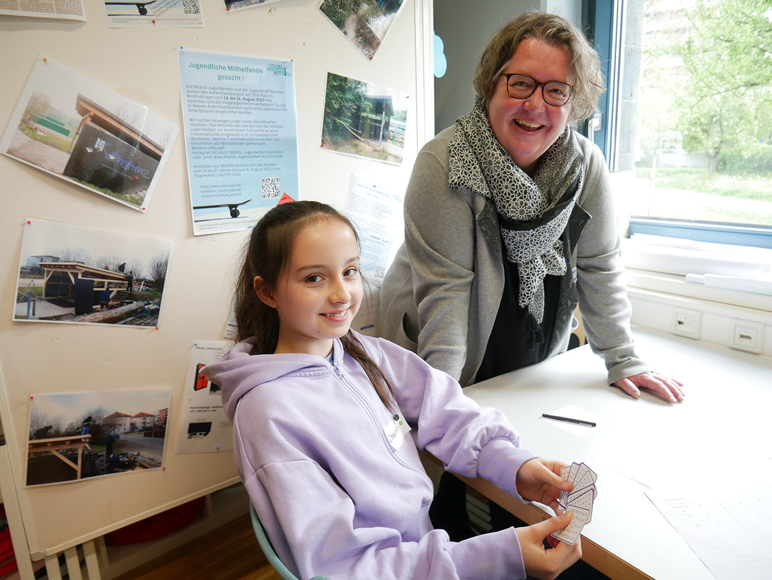 Tanja Spanuth von der Chancengleichheitsstelle der Stadt Konstanz mit einer Schülerin des beim Girls Day.