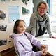 Tanja Spanuth von der Chancengleichheitsstelle der Stadt Konstanz mit einer Schülerin des beim Girls Day.