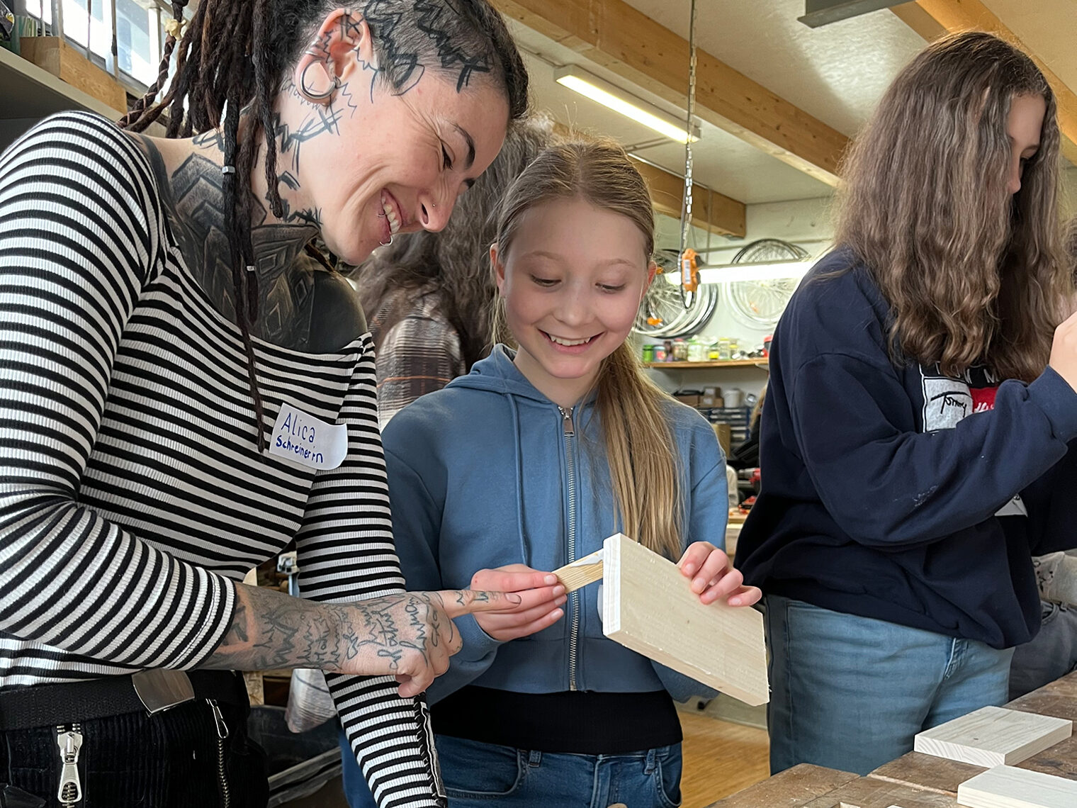 Schreinerin Alica Vollmer zeigt die Schülerinnen am Girls Day den richtigen Umgang mit Holz.