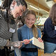 Schreinerin Alica Vollmer zeigt die Schülerinnen am Girls Day den richtigen Umgang mit Holz.