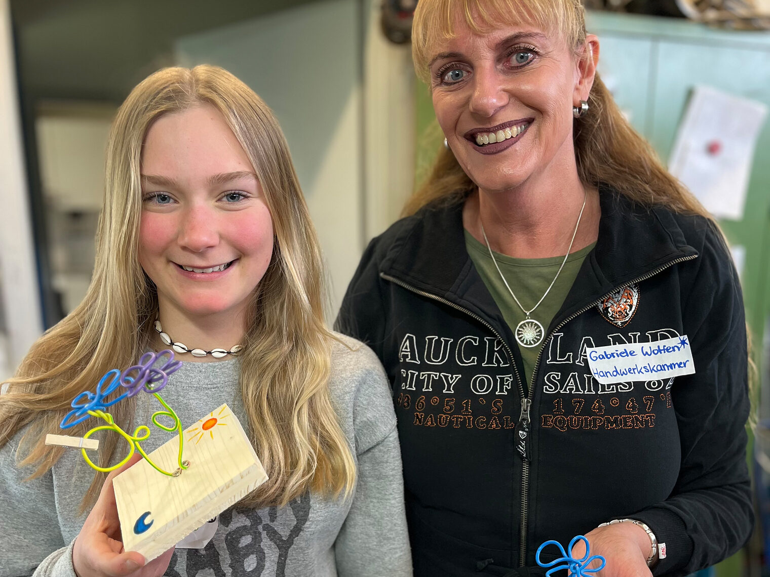 Gabriele Wolfen, Koordinatorin der Initiative Ausbildungsbotschafter bei der Handwerkskammer Konstanz, mit einer Schülerin beim Girls Day.