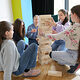 Schülerinnen bauen am Girls Day einen Turm aus Holz.