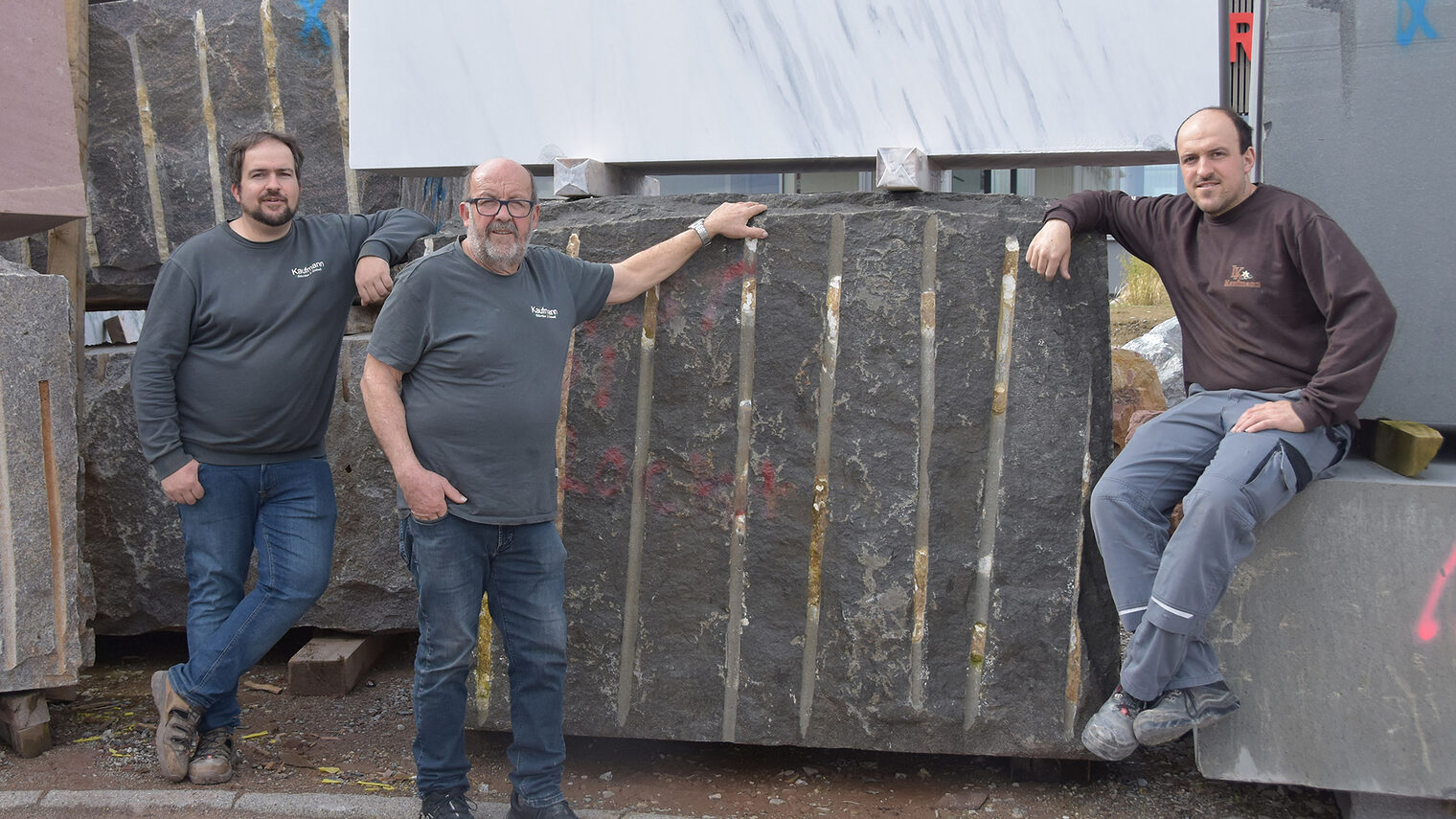 Stephan, Simon und Lothar Kaufmann im Steinlager unter freiem Himmel.