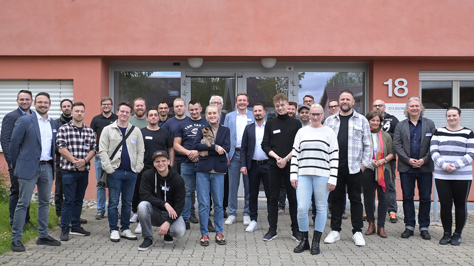 Gruppenbild vom Macher-Treff vor der Bildungsakademie Rottweil.