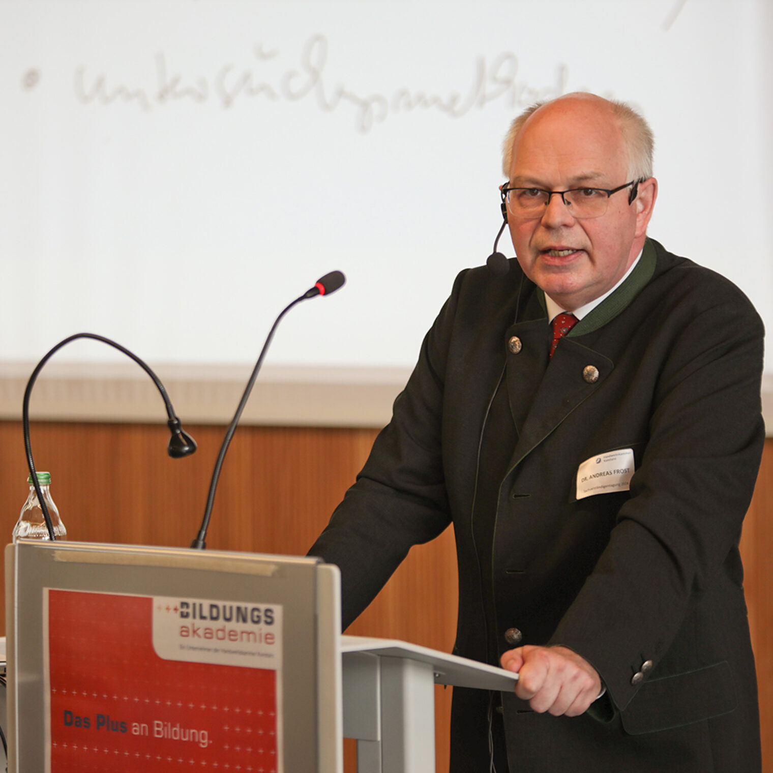 Rechtsanwalt Dr. Andreas Frost am Rednerpult bei der Sachverständigen-Tagung 2024 der Handwerkskammer Konstanz.