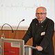 Rechtsanwalt Dr. Andreas Frost am Rednerpult bei der Sachverständigen-Tagung 2024 der Handwerkskammer Konstanz.