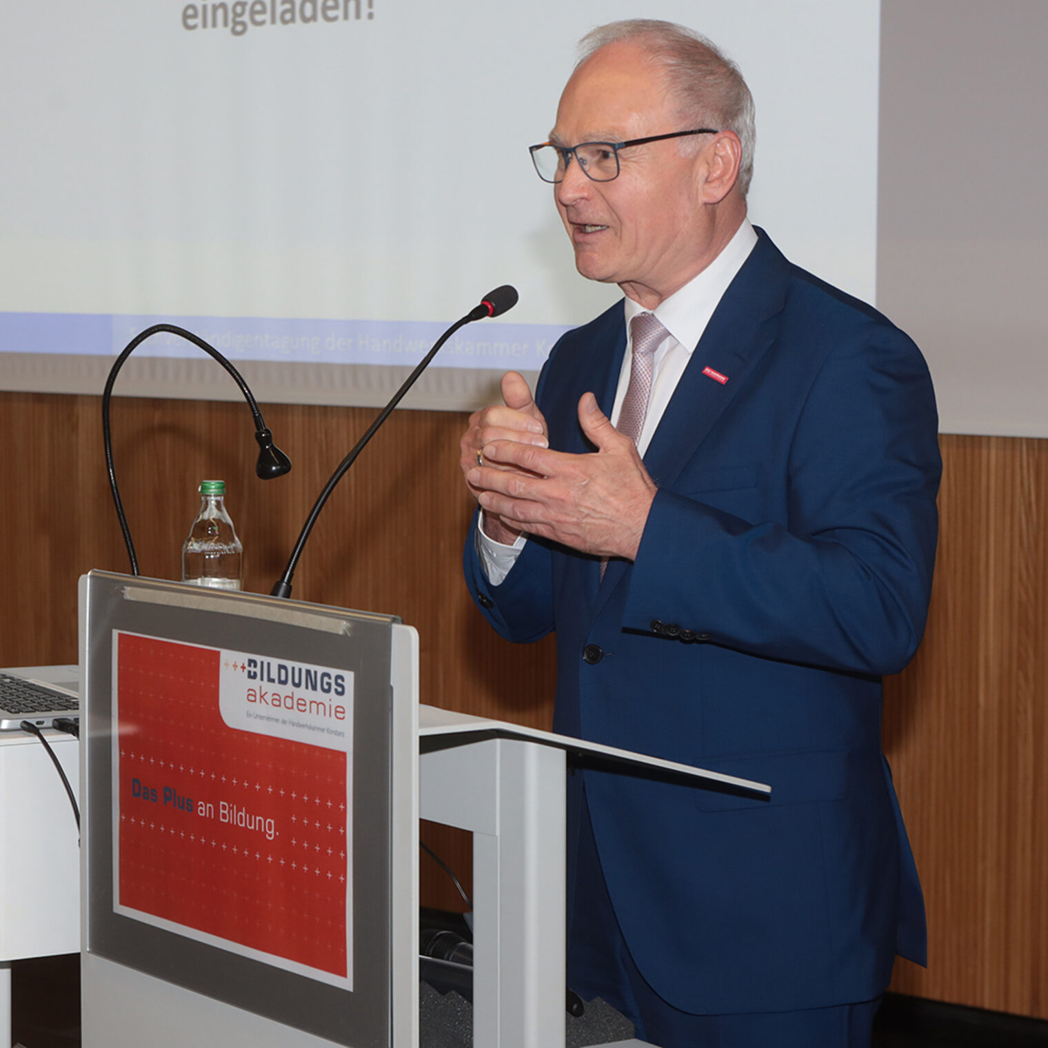 Handwerkskammerpräsident Werner Rottler am Rednerpult bei der Sachverständigentagung 2024 der Handwerkskammer Konstanz.