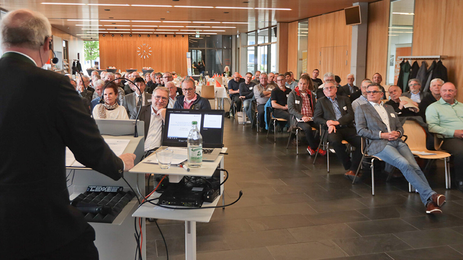 Blick in den Zuhörer-Raum während der Rede von Dr. Andreas Frost auf der Sachverständigentagung 2024 der Handwerkskammer Konstanz.