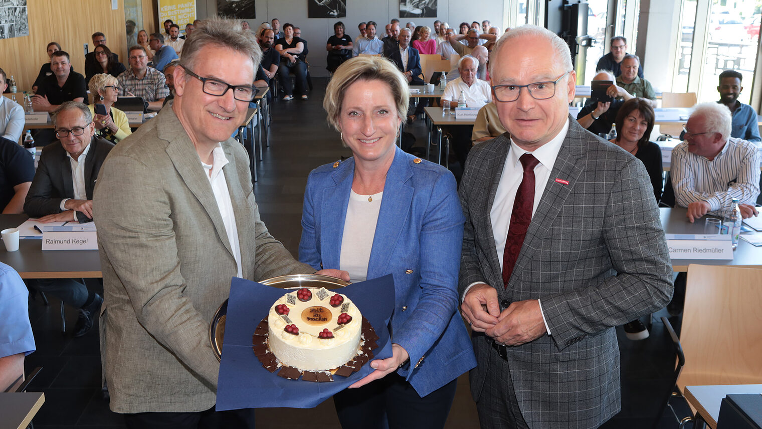 Georg Hiltner überreicht Nicole Hoffmeister-Kraut eine Torte, die Konditoren-Azubis für sie gebacken haben.