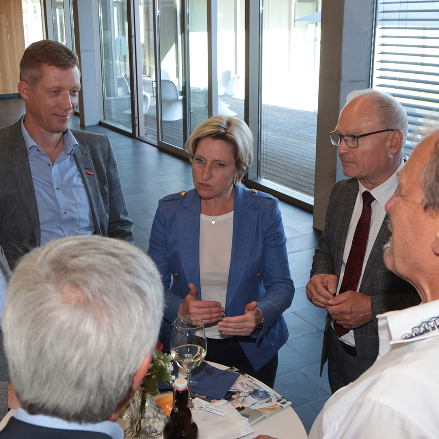 Wirtschaftsministerin Nicole Hoffmeister-Kraut im Gespräch mit Mitgliedern der Vollversammlung der Handwerkskammer Konstanz.