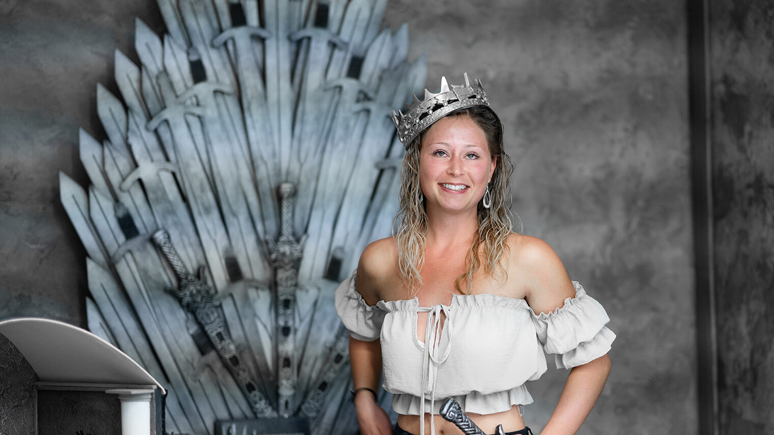 Franziska Buggle präsentiert in der Bildungsakademie Waldshut ihr Meisterstück, Motto: Game of Thrones.