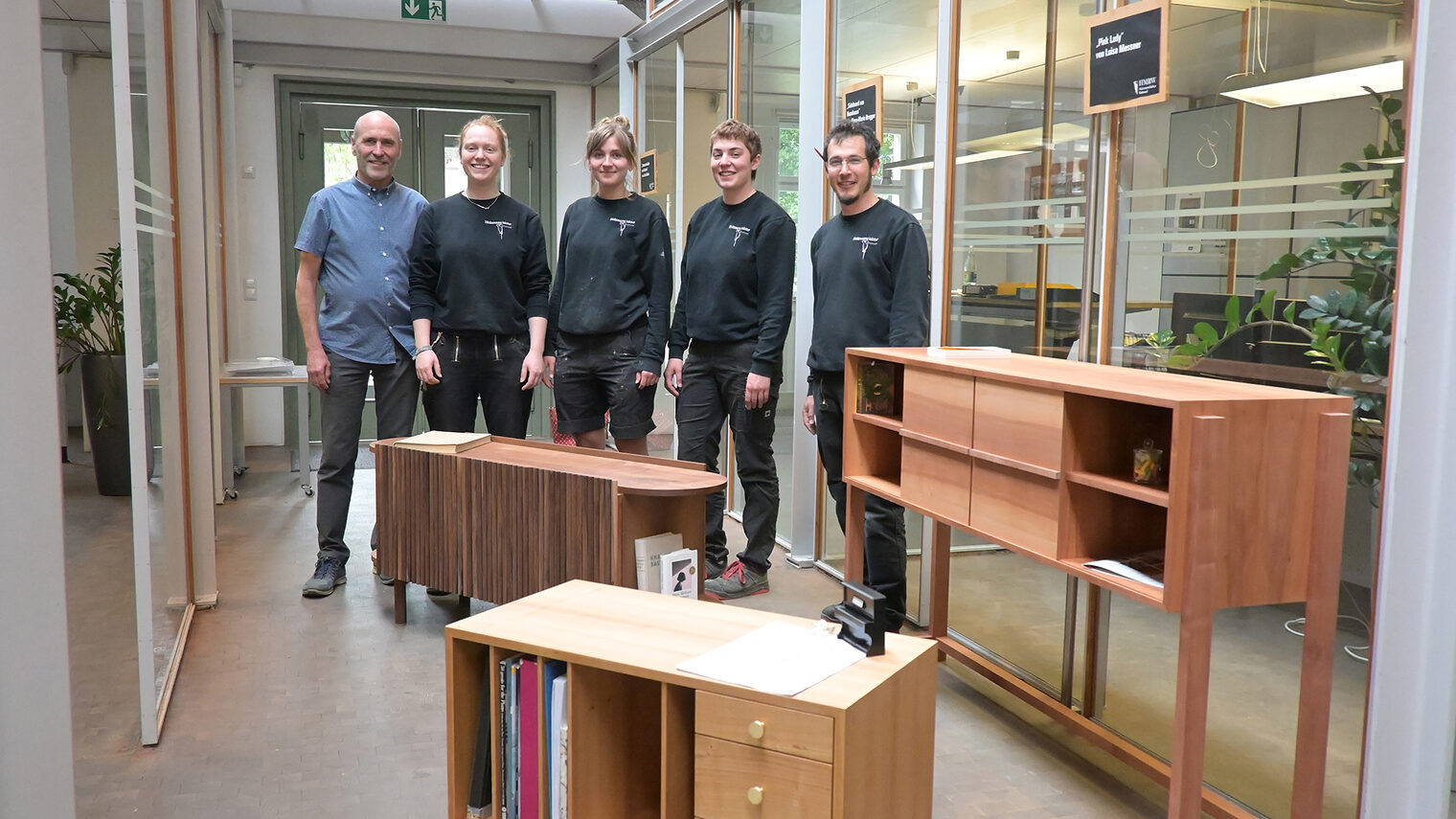 Holzmanufaktur-Geschäftsführer Günther Seitz, Jule Kettler, Elena-Marie-Brugger, Luisa Messner und Johannes Vogel mit den im Projekt entstandenen Möbelstücken.