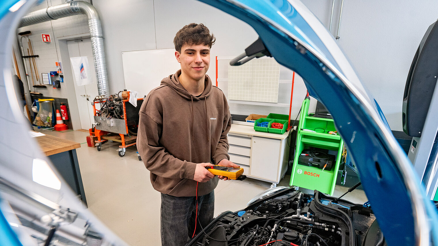 Auszubildender in der Kfz-Werkstatt der Bildungsakademie Waldshut.