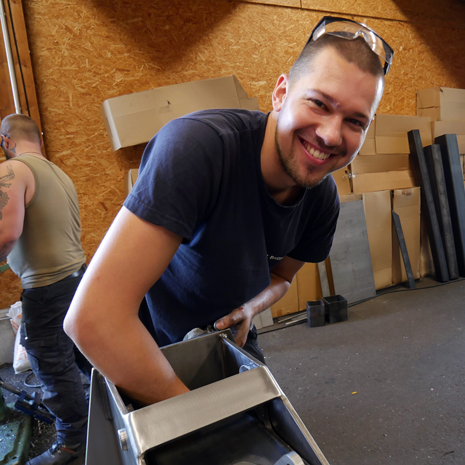 Julian Brugger aus Vöhrenbach bei der Arbeit an seinem Meisterstück im Metallbauerhandwerk.