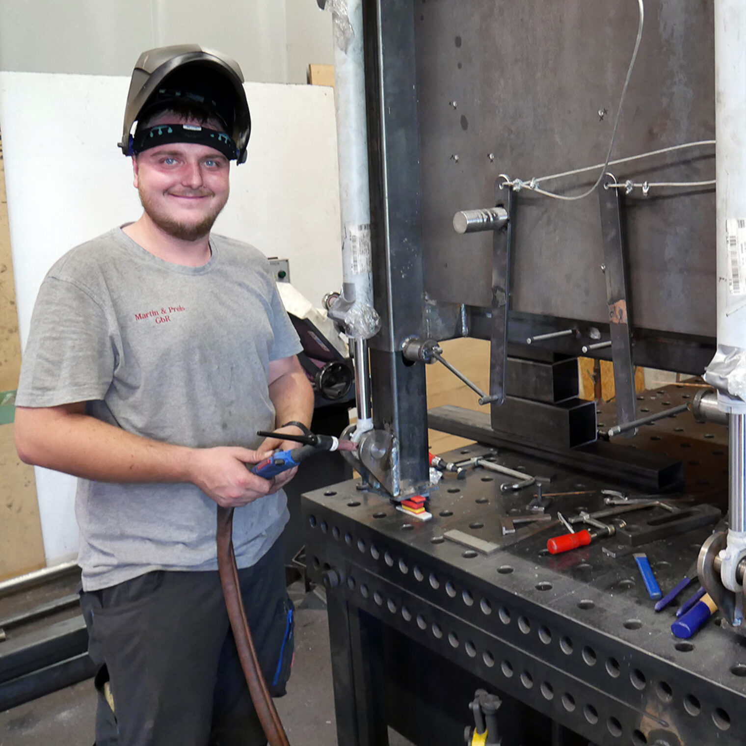 Niklas Kranke aus Albstadt mit seinem Meisterstück im Metallbauerhandwerk.