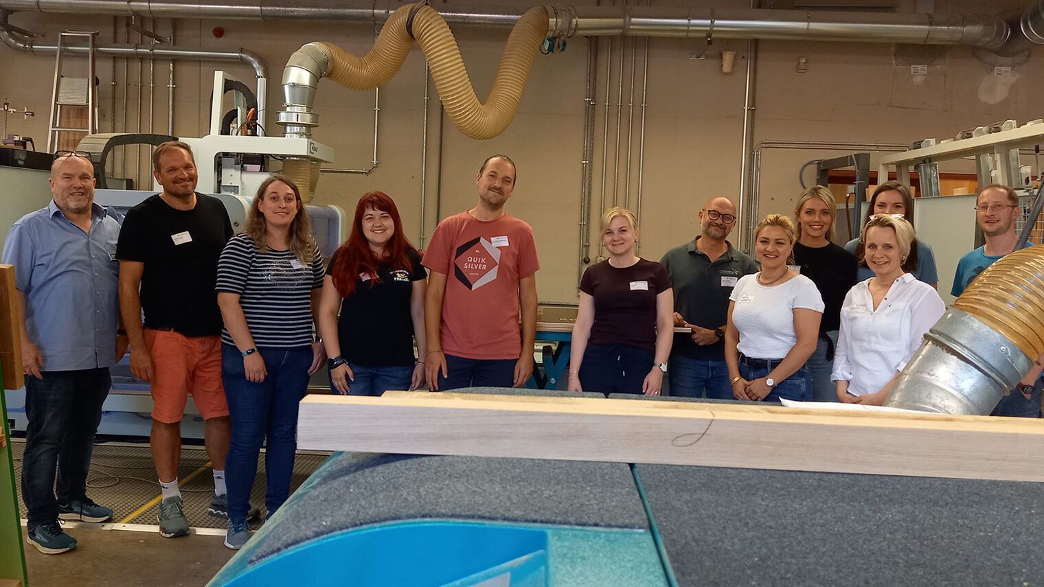 Gruppenfoto mit Lehrkräften in Werkstatt