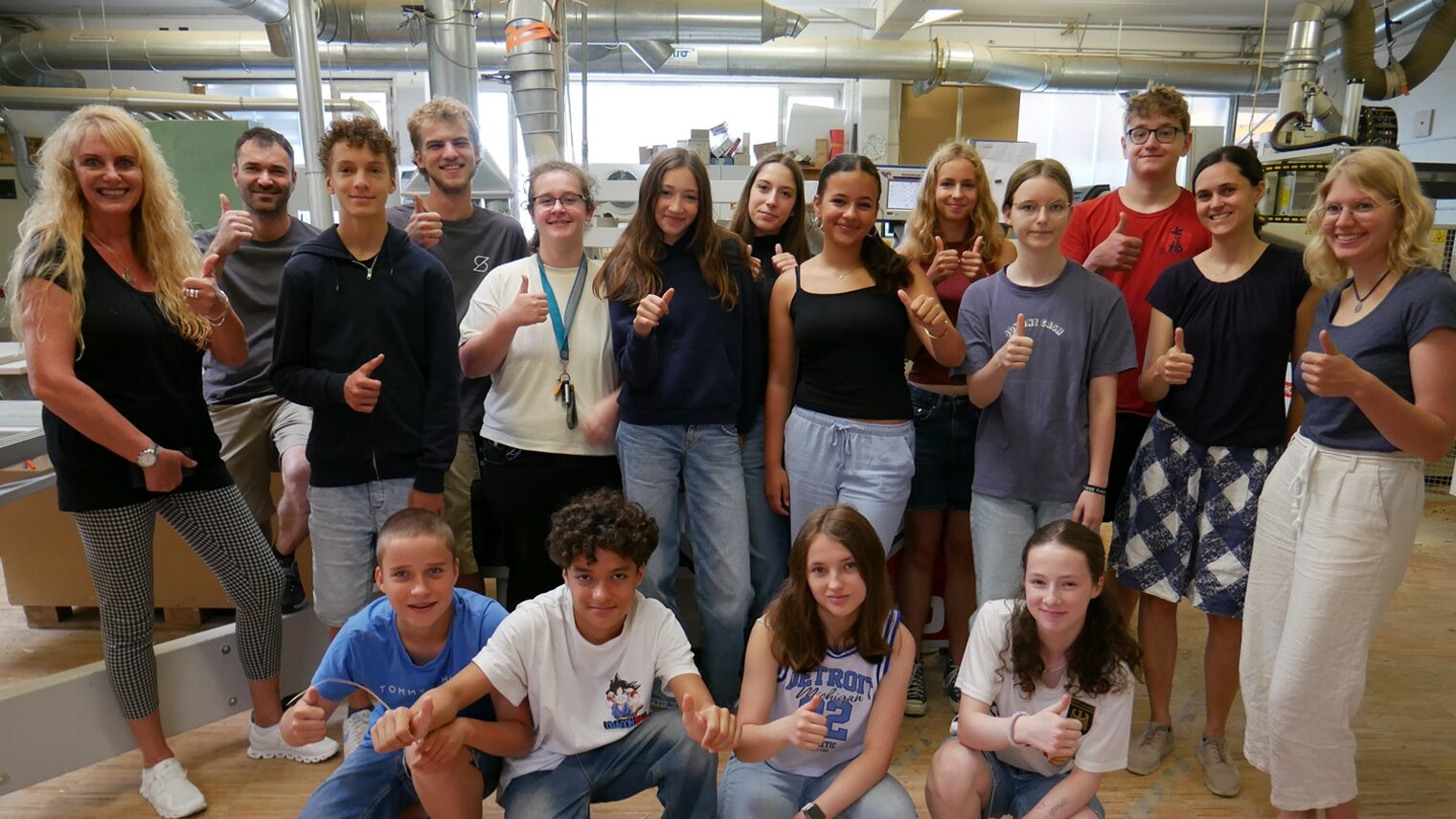 Gruppenbild in einer Schreinerwerkstatt