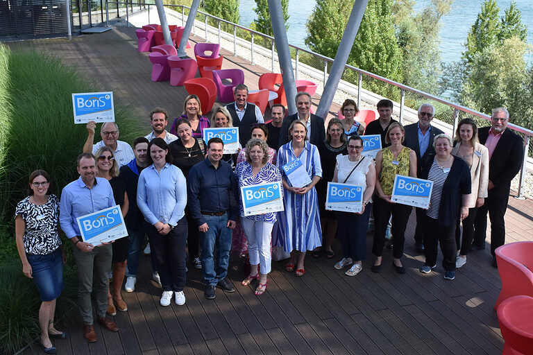 Gruppenfoto der Gewinnerschulen des Boris-Berufswahl-Siegels 2024.
