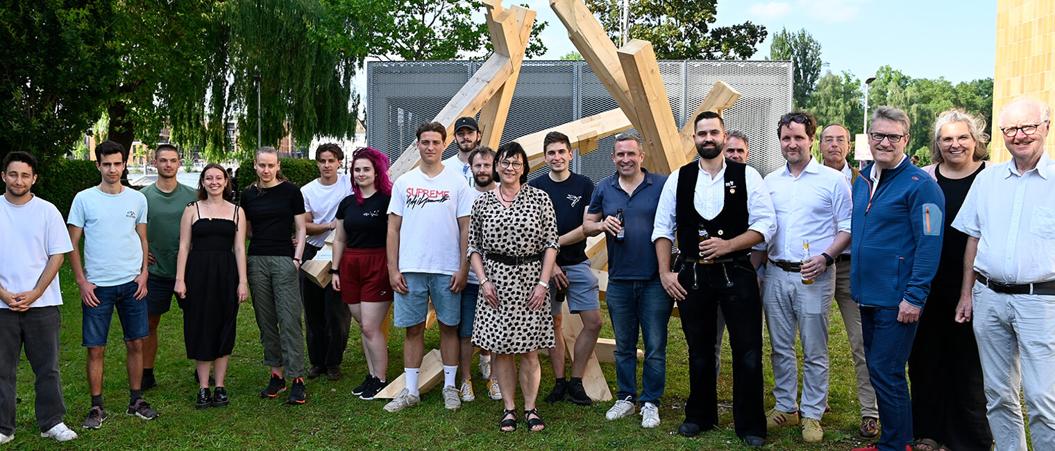 Semesterabschluss des Projekts Walz 4.0 an der HTWG Gruppenbild mit Teilnehmern am Projekt Walz 4.0 vor dem Fachwerkknoten auf dem Gelände der HTWG Konstanz.